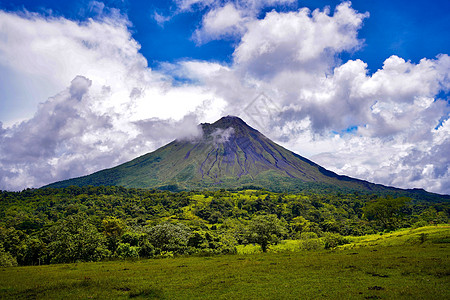 阳光明媚的下午 哥斯达黎加阿雷纳尔火山图片