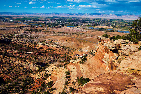 红岩大悬崖 背景和小镇中开阔的沙漠图片