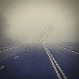 恶劣天气驾驶雾蒙蒙的乡间小路 高速公路道路交通 冬季时间速度危险状况薄雾水器旅行街道运输汽车司机图片