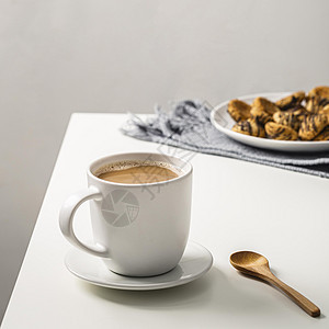 配着饼干盘勺子的咖啡杯茶杯桌 高品质美容照片概念图片