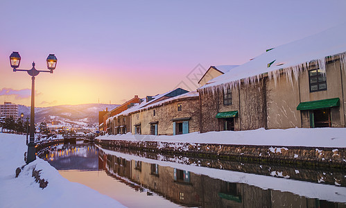 日本北海道北海道 冬季的奥塔鲁卡内尔景象与日落城市历史性运河鸭子游客巡航观光天空紫色建筑图片