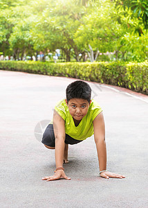 年轻的亚洲男孩准备白天开始在花园里沿轨跑步 以便自己锻炼身体蓝色乐趣锻炼运动活力成功赛跑者运动员游戏童年图片