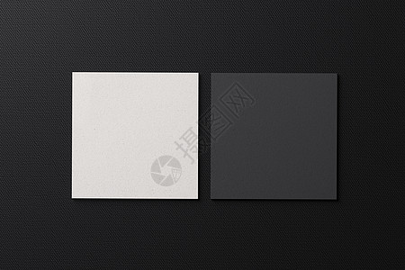 黑色现代织物表背景上的白色方形纸名片样机 品牌展示模板印刷图形设计 两张卡片模拟 3D插画渲染推介会正方形公司广告办公室笔记打印图片