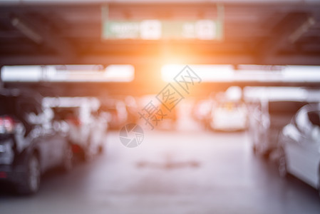 在百货商店的汽车停放地上闪闪发亮 橙色太阳光 抽象和交通概念图片