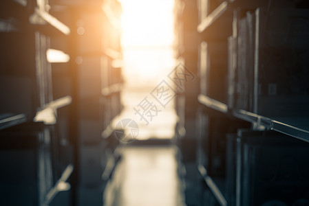 黑暗图书馆的模糊背景 末端阳光照亮 教育和学习概念 (笑声)图片
