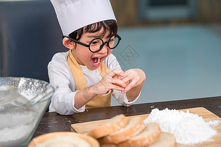 肖像可爱的亚洲快乐小男孩对如何在家庭厨房里打破或破解鸡蛋烹饪感到惊讶和感兴趣 人们的生活方式和家庭 自创食物学会教育和成份背景图片