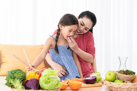 母亲和女儿在家里一起做饭和吃自制的食物 人们的生活方式和食物成分 健康和营养概念图片