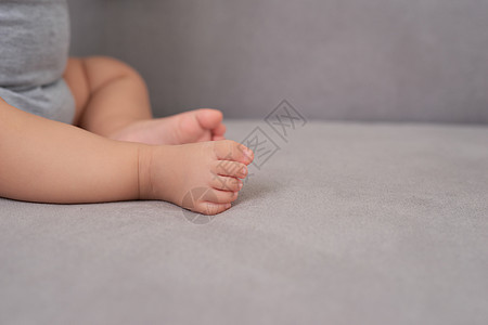 沙发上的婴儿腿图片