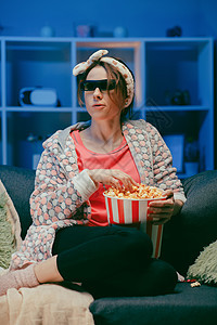 吃爆米花的 3d 眼镜的女人 有趣的年轻女人在 3d 眼镜看电影 吃爆米花 电影中人们真挚的情感背景图片