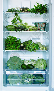 露天冰箱中的绿色蔬菜和绿菜图片