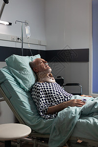老年男子在医院床上躺卧严重事故后身患重病病人面罩氧气房间医生颈托说谎疼痛药品床单图片