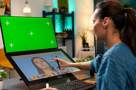 使用绿屏和修饰软件的数字编辑器自由职业者摄影屏幕电脑坡度女士专家商业展示手写笔图片