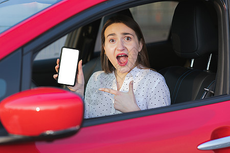 给电动汽车充电和查看手机上的应用程序 特写智能手机屏幕 手持带白色显示屏的智能设备 生态交通的移动应用程序商业充值驾驶类型司机技图片