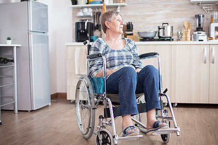 轮轮椅残疾压低残疾妇女图片
