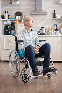 坐在轮轮椅上的残疾老年男子图片