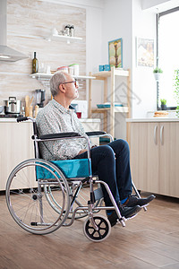 坐在轮椅上的老年老人不快乐残疾图片