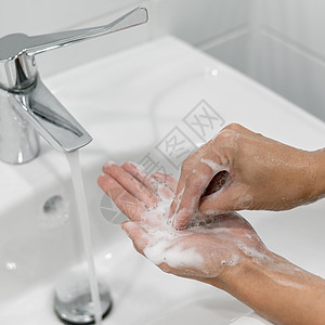使用肥皂洗手的人 高质量照片图片