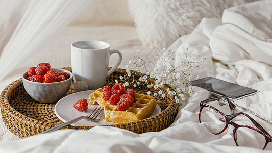 高角美味的草莓华夫饼盘 优质照片图片