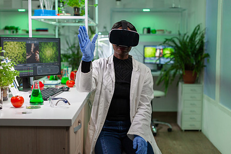 利用虚拟现实进行再考察的植物遗传学家和药品外套制药工程团队生态化学生物医生生物学家图片