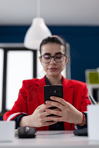 在商业女商务人士发短信时 选择性地关注智能手机管理人员经理工作电话企业家上网场所网络知识技术图片