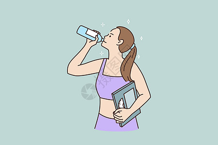 有体重秤的健美运动型女性喝水图片