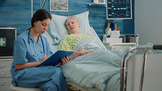 老年护理护士在床上为老年妇女做健康检查背景