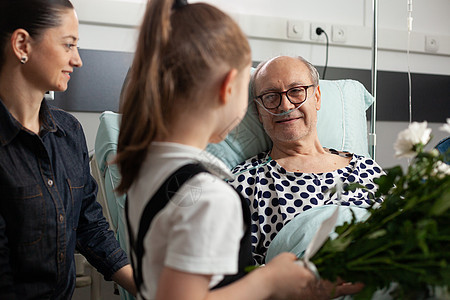 去看小小孩看生病的老人祖父 在外科手术后支持他家庭房间访问女孩退休惊喜临床孙子药品诊所卫生保健高清图片素材