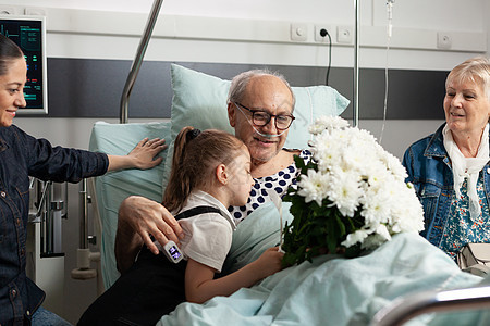 去看小小孩看生病的老人祖父 在外科手术后支持他药品疾病女孩病人卫生花朵祖父母病房访问女士图片