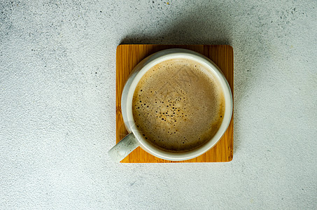 一杯加牛奶的可口咖啡背景图片