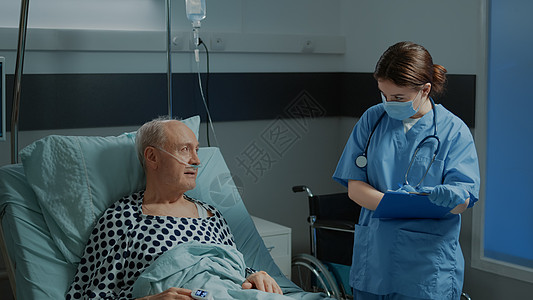 护士在医院病房检查病人病患者的病历外科设施帮助鼻音管子疾病老人卫生电脑技术图片