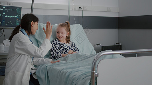 儿科女医生与在临床咨询期间高五岁病人发生性关系的病患者进行互动诊断药品房间护士治疗考试疾病卫生童年医师图片