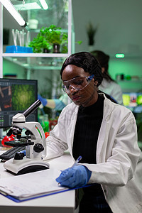 在剪贴板上写生物实验结果的非洲美洲植物学家研究员 Name图片