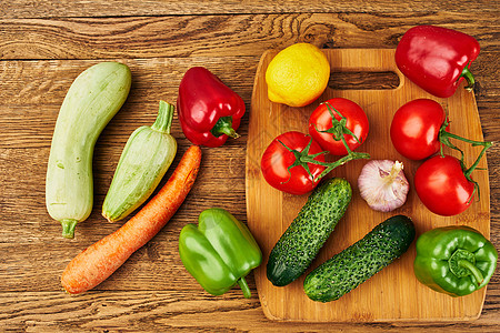 从上面看的有机食物食品 食用厨房农产品 从上到下草药季节收成蔬菜饮食木头营养菜单桌子香料图片