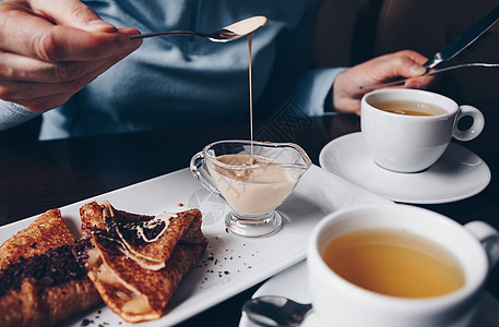 茶间休息时间     甜点和茶的餐桌图片