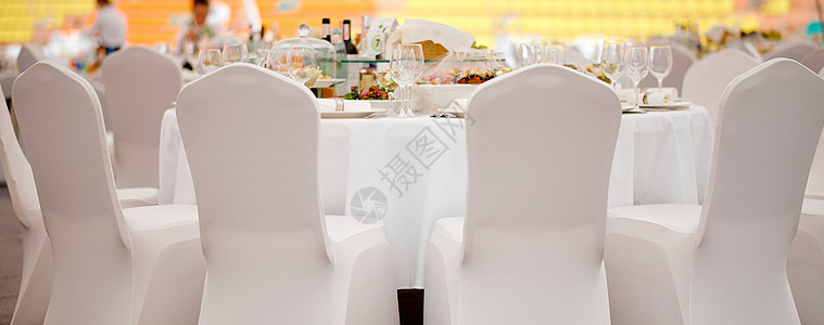 配满餐桌 有白盖子的椅子 随时可以收看图片