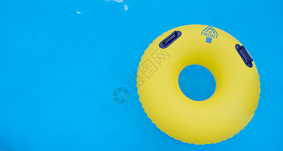 蓝水游泳圈 在泳池中用舒适的手柄图片