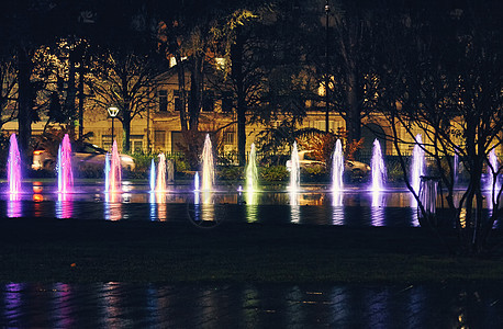 南特-法国广场 晚上有喷泉和多彩的喷洒光线图片