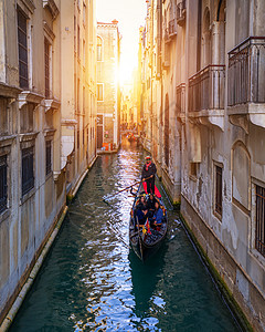 有吊船的运河在威尼斯 意大利 威尼斯的建筑和地标 带有威尼斯吊船的威尼斯明信片渠道船夫建筑学蓝色城市天际国际景观日落反射图片