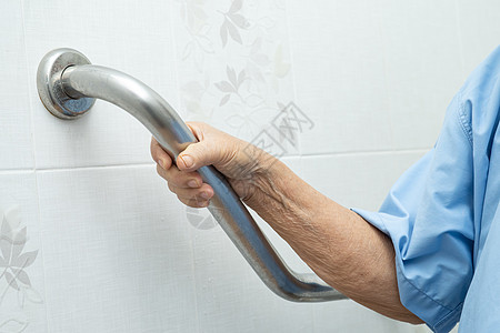 亚洲老年或老年老妇人病人在护理医院病房使用厕所浴室手柄安全 健康强大的医疗理念照片栏杆卫生间酒吧旅馆铁轨老年人汽车洗手间浴缸图片