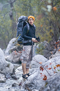 一个带着背包的年轻笑脸男人保暖羽绒服火鸡假期远足旅游旅行男性冒险爬坡图片