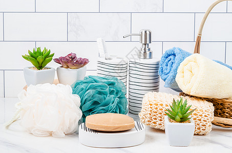 草肥皂 淋浴海绵和洗发水泵瓶在一个明亮的浴室里洗手间陶瓷洗发水温泉治疗植物房间织物牙刷毛巾图片