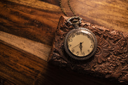 袖子手表和古老木制案件2图片
