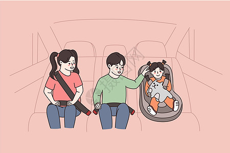 快乐的三个孩子在车里使用安全措施图片