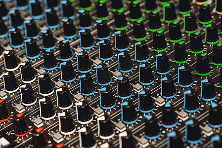 专业音频混音器 用于录音室声音调整的多色控制按钮的近视视图图片