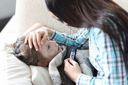 一位有爱心的母亲抚摸一个生病女孩的前额咳嗽发烧治疗怨恨温度感染卧室女士妈妈孩子们图片