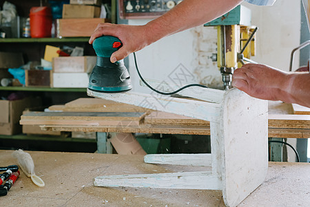家具的修复 磨制机木匠绘画工人乡村女孩工具磨料抛光工艺男人图片