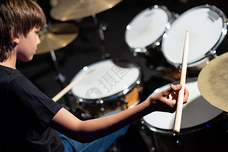 一个男孩在录音室里打鼓孩子乐队笔记孩子们乐器教育享受旋律音乐学习图片
