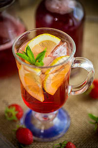 清凉的草莓柠檬汁 加柠檬 冰和玻璃薄荷水果派对食物酒精液体稻草果汁桌子饮料叶子图片