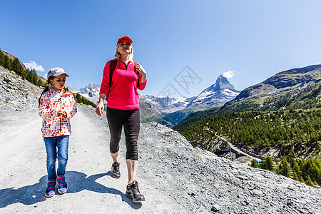 在瑞士阿尔卑斯山的山地上漫步的Hiker女孩 在瑞士高山自然景观中行走 校对 Portnoy踪迹史诗夹克登山者冰川背包登山远足旅图片