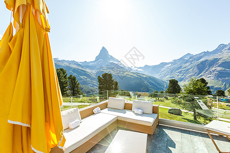 采尔马特村阳光明媚的夏日早晨 背景是马特洪峰 美丽的户外场景在瑞士阿尔卑斯山 瑞士 欧洲旅游日光地标风景滑雪顶峰动物森林传统城市图片